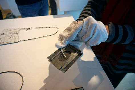 Elizabeth shows the backside of an brooche of Christine Graf